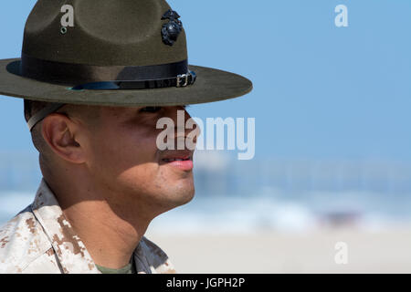 Drill Instructor, die Teilnahme an einer jährlichen Feld Treffen organisiert von Recruiting Station Orange an den sonnigen Stränden der Huntington Beach Kalifornien Stockfoto