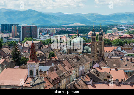 Altstadt mit reformierten und orthodoxen Holy Trinity Cathedral gesehen von lutherische Kathedrale der Heiligen Maria in der Stadt Sibiu, Rumänien Stockfoto