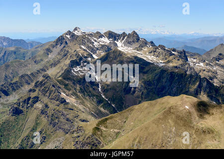 Luftaufnahme von einem Kleinflugzeug Ponteranica Peak, gedreht an einem hellen Sommer Orobie, Lombardei, Italien Stockfoto