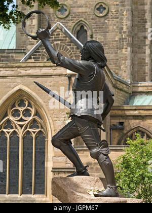 Statue von König Richard II. bei der Schlacht von Bosworth mit Leicester Kathedrale hinter (wo Richards Knochen beigesetzt), Leicester, England, UK Stockfoto