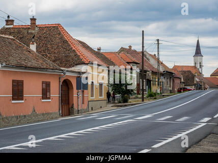 Traditionellen sächsischen Stil Reihenhäuser entlang der Hauptstraße in Miercurea Sibiului Stadt Sibiu Grafschaft im südlichen Siebenbürgen, Rumänien Stockfoto