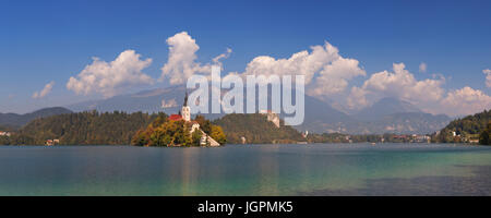 Kirche auf der Insel im See von Bled in Slowenien. Stockfoto