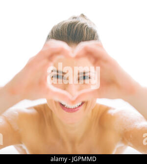 Junge Frau in der Badewanne durch herzförmige Hände suchen Stockfoto