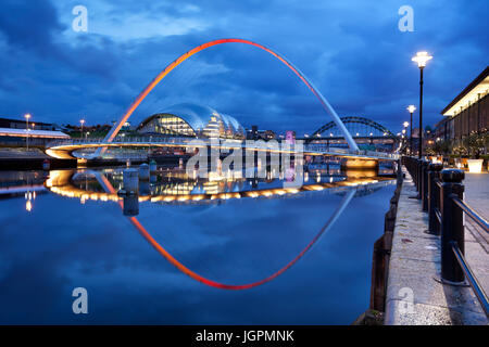 Die Gateshead Millennium Bridge über den Fluss Tyne in Newcastle Upon Tyne, England. Stockfoto