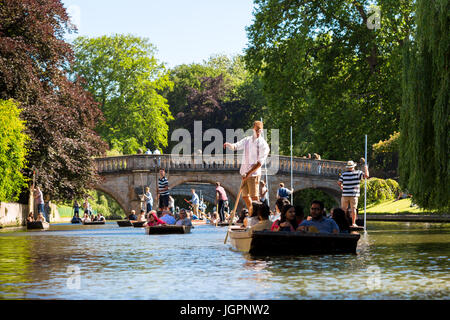 Bootfahren auf dem Fluss Cam, Cambridge, Cambridgeshire, Großbritannien Stockfoto