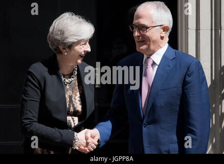 Premierminister Theresa May grüßt australische Premierminister Malcolm Turnbull in 10 Downing Street in London. Stockfoto