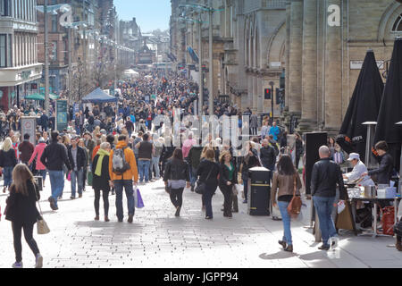 Buchanan Street Stil Meile Straßenszenen Ansicht der Masse der Käufer nach unten Straße Stockfoto