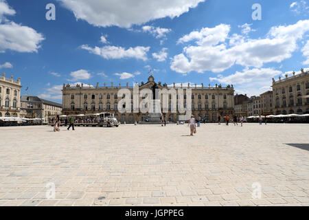 Setzen Sie Stanislas in Nancy, Frankreich, mit dem Hôtel de Ville (Rathaus) im Hintergrund. Der 18. Jahrhundert königliche Platz wurde vom Architekten Emman entworfen. Stockfoto