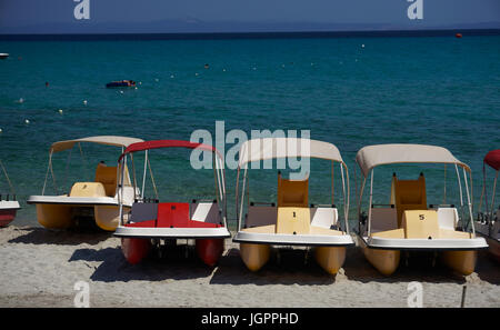 Pedal Tretboote am Strand Küste an einem heißen Sommertag. Wasser Sport Paddelboote an einem Sandstrand mit ruhigem Meer Hintergrund. Stockfoto