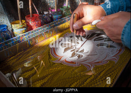 Ebru artist Coskun uzunkaya bei der Arbeit in seinem Studio in der Caferaga Medrese in Sultanahmet, Istanbul Türkei Stockfoto