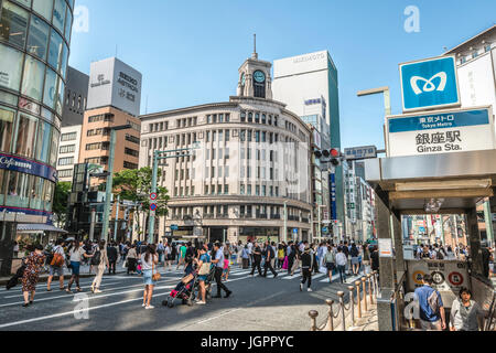 Touristen und Einheimische gehen an einem verkehrsfreien Sonntag über die Ginza Street, Tokio, Japan Stockfoto