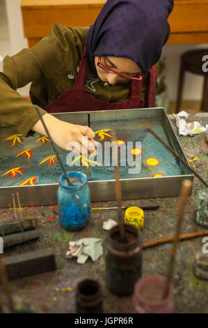 Studenten bei der Arbeit im Studio von hikmet barutcugil, vor allem der Türkei lebenden ebruzen, oder Meister der Marmorierung, uskadar Istanbul. Stockfoto