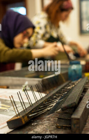 Studenten bei der Arbeit im Studio von hikmet barutcugil, vor allem der Türkei lebenden ebruzen, oder Meister der Marmorierung, uskadar Istanbul. Stockfoto