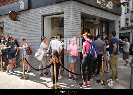 Seven Dials, London, UK. 9. Juli 2017. Eine neue Magnum eröffnet "Design Your Own" Pop-up-Eis-Store in Seven Dials, in Partnerschaft mit Moschino. Bildnachweis: Matthew Chattle/Alamy Live-Nachrichten Stockfoto