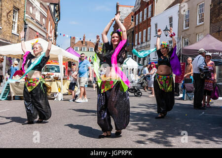 Tribal Banshees Bauchtanz Gruppe. Kaukasische Damen, 40 s, Bauchtanz beim Event im Sandwich Stadt in der Hauptstraße. Stockfoto