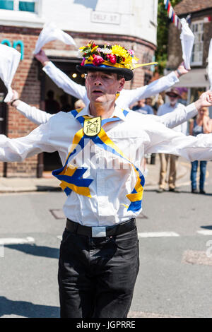 Traditionelle englische Volkstänzer, Yateley Morris Seite tanzen auf der Straße in der mittelalterlichen Stadt, Sandwich während des Folk und Ale-Festival. Wirbelnden weißen hankie Leiter um, als sie einen Tanz aufführen. Stockfoto