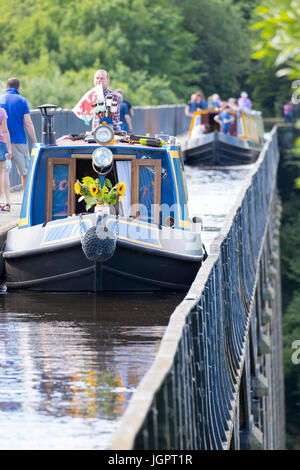 Menschen und schmale Boote überqueren das Pontcysyllte-Aquädukt in den Sommertagen ein UNESCO-Welterbe, Trevor Becken, Wrexham, Wales Stockfoto