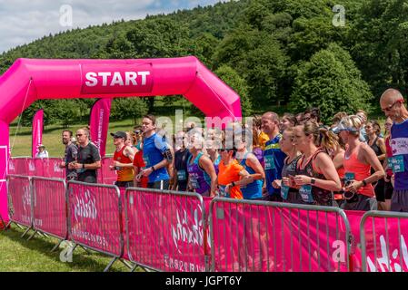 Chatsworth House, Bakewell, UK. 9. Juli 2017. Läufer, die Erwärmung für die 10 K laufen bei VitalityMove im Chatsworth House. Bildnachweis: CARL DICKINSON/Alamy Live-Nachrichten Stockfoto