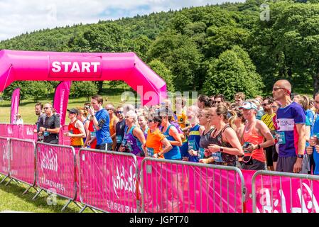 Chatsworth House, Bakewell, UK. 9. Juli 2017. Läufer, die Erwärmung für die 10 K laufen bei VitalityMove im Chatsworth House. Bildnachweis: CARL DICKINSON/Alamy Live-Nachrichten Stockfoto