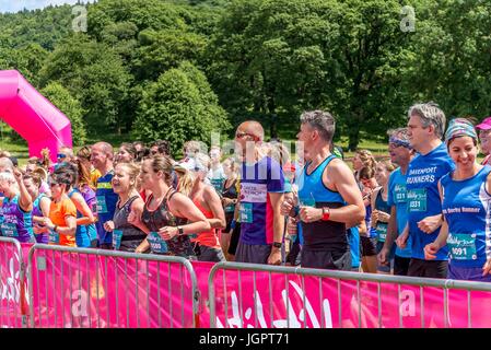 Chatsworth House, Bakewell, UK. 9. Juli 2017. Läufer, die Erwärmung für die 10 K laufen bei VitalityMove im Chatsworth House. Bildnachweis: CARL DICKINSON/Alamy Live-Nachrichten Stockfoto