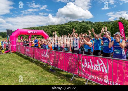 Chatsworth House, Bakewell, UK. 9. Juli 2017. Läufer, die Erwärmung für die 10 K laufen bei VitalityMove im Chatsworth House. Bildnachweis: CARL DICKINSON/Alamy Live-Nachrichten Stockfoto