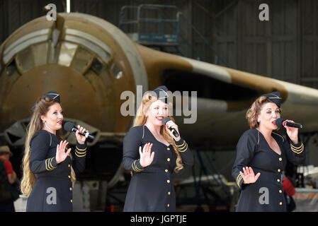 Flugschau "Flying Legends" in Duxford. Manhattan Dolls singen vor einem Handley Page Victor Bomber Stockfoto