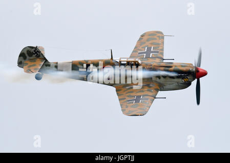 Flugschau "Flying Legends" in Duxford. Buchon malte, um die Luftwaffe Messerschmitt Bf109 darzustellen. Erzeugt Rauch im Scheinhündchen Stockfoto