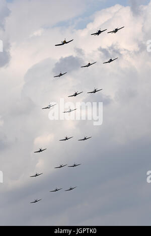 Flugschau "Flying Legends" in Duxford. Balbo große Formation von Flugzeugen des Zweiten Weltkriegs Stockfoto