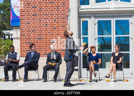 Bournemouth, Dorset, UK. 9. Juli 2017. Zerschlagen von Gandini Jonglieren in Pavillon Tanz Terrassen, Bournemouth, im Rahmen des Pavillon Tanz South West entdecken, spielen Sie, Dream Dance. Das Publikum sind eine Tee-Party eingeladen, nie zu vergessen mit 80 Äpfel, 9, 4 Geschirr-Sets und eine Musik-Tonspur. Die Kunst des Jonglierens hält das Publikum unterhalten. Bildnachweis: Carolyn Jenkins/Alamy Live-Nachrichten Stockfoto