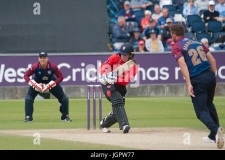 Chester-le Street, UK. 9. Juli 2017. Adam Hickey für Durham Jets in der Natwest T20 Explosion am Emirates-Fluss zu zucken. Die Northants Wicketwächter ist Adam Rossington Credit: Colin Edwards/Alamy Live News Stockfoto