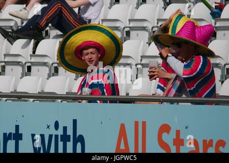 Chester-le Street, UK. 9. Juli 2017. Unterstützer tragen Ponchos und Sombreros in der Partie zwischen Durham und Northamptonshire in der Natwest T20 Explosion am Emirates-Fluss. Bildnachweis: Colin Edwards/Alamy Live-Nachrichten Stockfoto