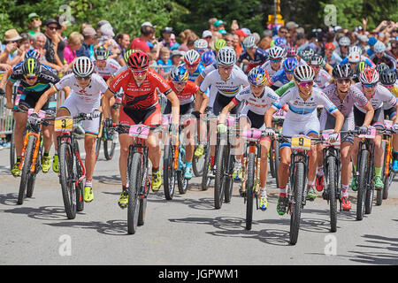 Lenzerheide, Schweiz. 9. Juli 2017. Start der Rennen der Frauen bei der UCI Mountain Bike Cross-Country Olympic Worldcup in Lenzerheide. Bildnachweis: Cronos/Alamy Live-Nachrichten Stockfoto