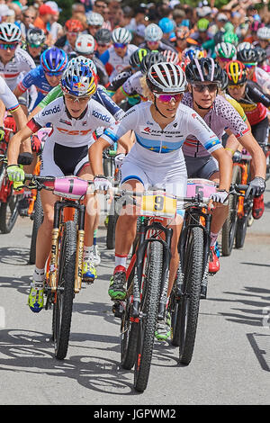 Lenzerheide, Schweiz. 9. Juli 2017. Start der Rennen der Frauen bei der UCI Mountain Bike Cross-Country Olympic Worldcup in Lenzerheide. Bildnachweis: Cronos/Alamy Live-Nachrichten Stockfoto