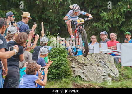 Lenzerheide, Schweiz. 9. Juli 2017. Jolanda Neff von KROSS RACING TEAM bei der UCI Mountain Bike Cross-Country Olympic Worldcup in Lenzerheide. Bildnachweis: Cronos/Alamy Live-Nachrichten Stockfoto