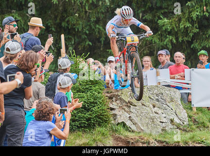 Lenzerheide, Schweiz. 9. Juli 2017. Jolanda Neff von KROSS RACING TEAM bei der UCI Mountain Bike Cross-Country Olympic Worldcup in Lenzerheide. Bildnachweis: Cronos/Alamy Live-Nachrichten Stockfoto