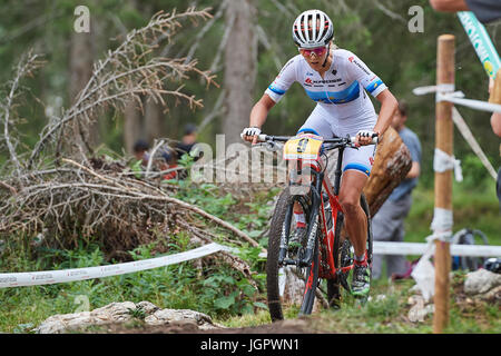 Lenzerheide, Schweiz. 9. Juli 2017. Jolanda Neff von KROSS RACING TEAM bei der UCI Mountain Bike Cross-Country Olympic Worldcup in Lenzerheide. Bildnachweis: Cronos/Alamy Live-Nachrichten Stockfoto