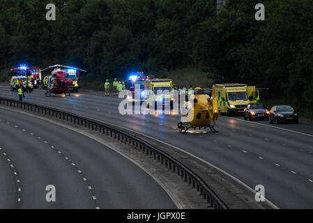 Der Unfall schloss M11 in der Nähe von Bishops Stortford, Harlow, Essex, Großbritannien. Drei Menschen ins Krankenhaus gebracht. Zwei Hubschrauber waren dabei und unterstützten zahlreiche Bodeneinheiten. Der Mann wurde angeklagt wegen Alkohol am Steuer Stockfoto