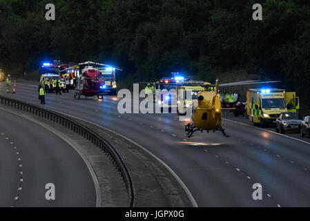 Der Unfall schloss M11 in der Nähe von Bishops Stortford, Harlow, Essex, Großbritannien. Drei Menschen ins Krankenhaus gebracht. Zwei Hubschrauber waren dabei und unterstützten zahlreiche Bodeneinheiten. Der Mann wurde angeklagt wegen Alkohol am Steuer Stockfoto