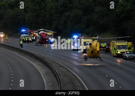 Der Unfall schloss M11 in der Nähe von Bishops Stortford, Harlow, Essex, Großbritannien. Drei Menschen ins Krankenhaus gebracht. Zwei Hubschrauber waren dabei und unterstützten zahlreiche Bodeneinheiten. Der Mann wurde angeklagt wegen Alkohol am Steuer Stockfoto