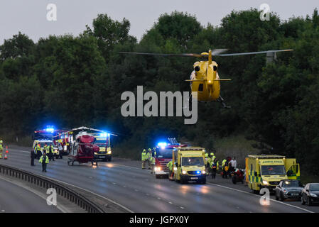 Der Unfall schloss M11 in der Nähe von Bishops Stortford, Harlow, Essex, Großbritannien. Drei Menschen ins Krankenhaus gebracht. Zwei Hubschrauber waren dabei und unterstützten zahlreiche Bodeneinheiten. Der Mann wurde angeklagt wegen Alkohol am Steuer Stockfoto