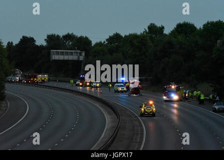 Der Unfall schloss M11 in der Nähe von Bishops Stortford, Harlow, Essex, Großbritannien. Drei Menschen ins Krankenhaus gebracht. Zwei Hubschrauber waren dabei und unterstützten zahlreiche Bodeneinheiten. Der Mann wurde angeklagt wegen Alkohol am Steuer Stockfoto