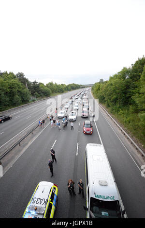 Der Unfall schloss M11 in der Nähe von Bishops Stortford, Harlow, Essex, Großbritannien. Drei Menschen ins Krankenhaus gebracht. Zwei Hubschrauber waren dabei und unterstützten zahlreiche Bodeneinheiten. Der Mann wurde angeklagt wegen Alkohol am Steuer Stockfoto