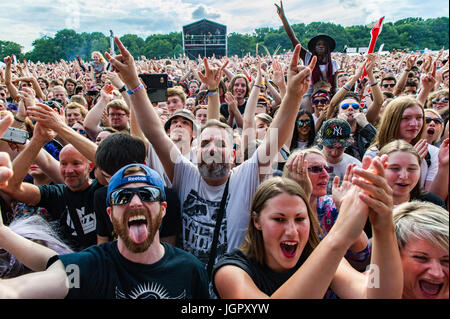 Coventry, Vereinigtes Königreich. 9. Juli 2017.  Das jährliche Musikfestival von Coventry Godiva fand über das Wochenende mit Menschenmassen für die Dauer des Festivals teilnehmen.  Das Festival beendet Sonntag Abend mit The Darkness als Headliner.  Die Masse sind abgebildet, während The Darkness festgelegt. Bildnachweis: Andy Gibson/Alamy Live-Nachrichten. Stockfoto