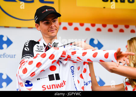 Chambery, Frankreich. 9. Juli 2017. Der Franzose Warren Barguil vom Team Sunweb besucht die Preisverleihung für das gepunktete Trikot in Chambéry, Frankreich, am 9. Juli 2017. Die 181,5 Kilometer 9. Etappe der Tour de France von Nantua, Chambery endete am Sonntag. Bildnachweis: Chen Yichen/Xinhua/Alamy Live-Nachrichten Stockfoto