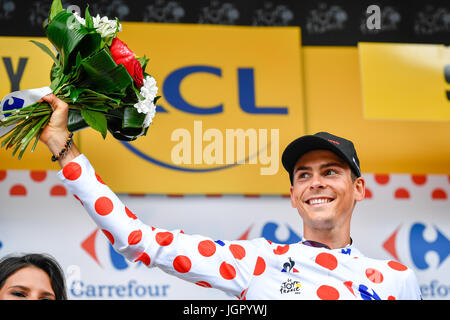 Chambery, Frankreich. 9. Juli 2017. Der Franzose Warren Barguil Sunweb-Team besucht die Preisverleihung für das gepunktete Trikot in Chambéry, Frankreich, am 9. Juli 2017. Die 181,5 Kilometer 9. Etappe der Tour de France von Nantua, Chambery endete am Sonntag. Bildnachweis: Chen Yichen/Xinhua/Alamy Live-Nachrichten Stockfoto