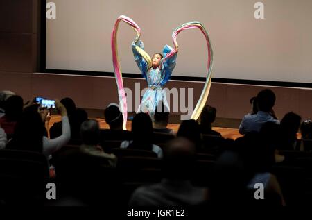 (170710)--SANTA ANA, 10. Juli 2017 (Xinhua)--A Girl führt während des Sino-Kulturtag-Events im Bowers Museum in Santa Ana, Kalifornien, USA, 9. Juli 2017. (Xinhua/Zhao Hanrong) (Zcc) Stockfoto