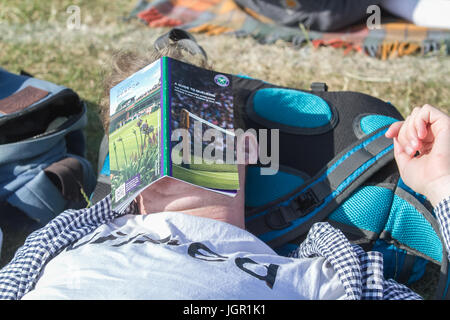 London, UK. 10. Juli 2017. Tennis-Fans queue in der Gluthitze auf manischer Montag für Tickets auf 4 des WImbledon Tennis Championships Credit Runde: Amer Ghazzal/Alamy Live-Nachrichten Stockfoto