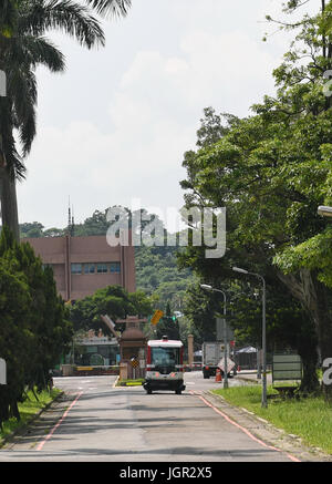 (170710)--TAIPEI, 10. Juli 2017 (Xinhua)--Foto aufgenommen am 10. Juli 2017 zeigt unbemannten Fahrzeug EZ10 während eines Tests laufen in Taipei, Taiwan Südost-China. EZ10, der erste unbemannte Bus in Taiwan, können bis zu 12 Passagiere und Feeder-Service innerhalb von 0,5 bis fünf Kilometer.  (Xinhua/Zhou Mi) (Wjq) Stockfoto