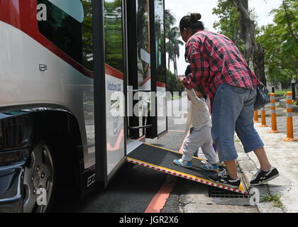 (170710)--TAIPEI, 10. Juli 2017 (Xinhua)--Foto aufgenommen am 10. Juli 2017 laufen zeigt Fluggästen eine unbemannte Fahrzeug EZ10 während eines Tests in Südost-China Taiwan Taipeh. EZ10, der erste unbemannte Bus in Taiwan, können bis zu 12 Passagiere und Feeder-Service innerhalb von 0,5 bis fünf Kilometer.  (Xinhua/Zhou Mi) (Wjq) Stockfoto