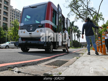 (170710)--TAIPEI, 10. Juli 2017 (Xinhua)--Foto aufgenommen am 10. Juli 2017 laufen zeigt Fluggästen eine unbemannte Fahrzeug EZ10 während eines Tests in Südost-China Taiwan Taipeh. EZ10, der erste unbemannte Bus in Taiwan, können bis zu 12 Passagiere und Feeder-Service innerhalb von 0,5 bis fünf Kilometer.  (Xinhua/Zhou Mi) (Wjq) Stockfoto